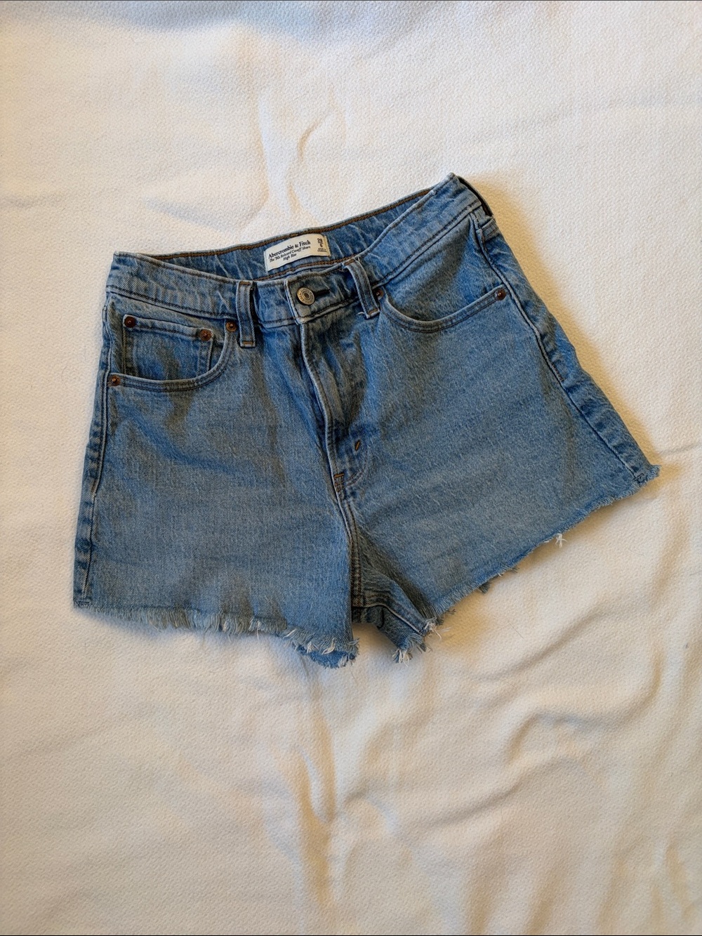Abercrombie and Fitch The ‘90s Relaxes cutoff short  High-Rise Denim Shorts 28/6